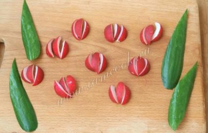 Salad na may dekorasyon ng sibuyas na ginawa ng tulip